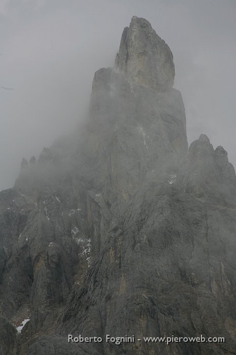 55 La Cima del Cimon coperta dalle compagne di viaggio.JPG